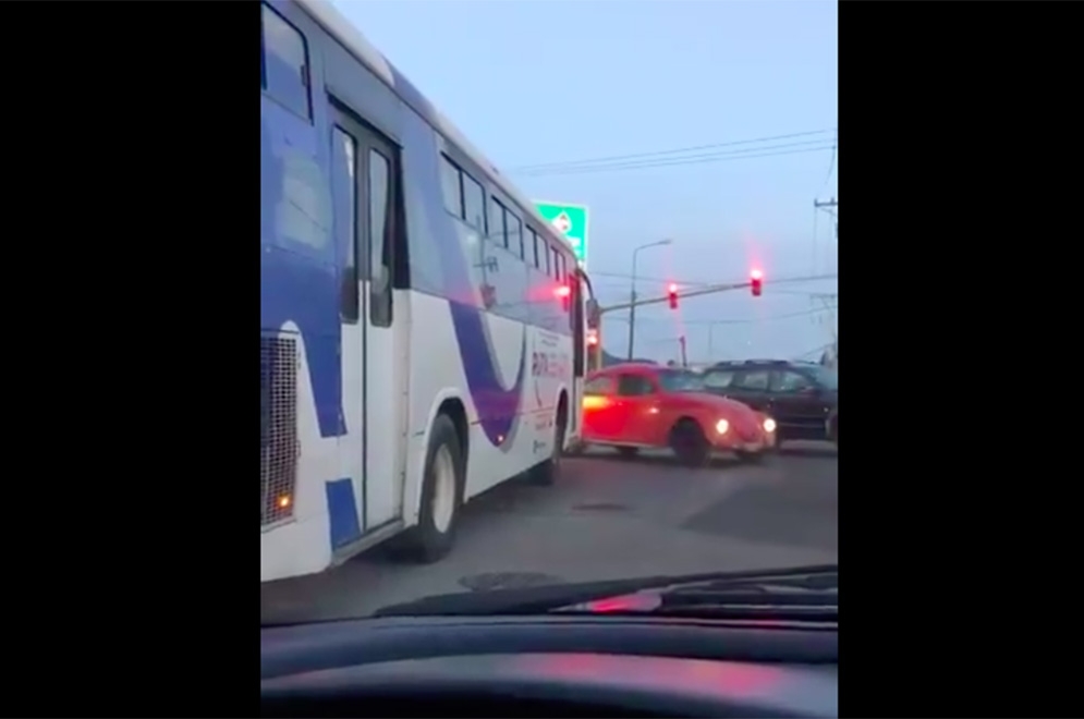VIDEO: Sancionan a conductor de RUTA Puebla por pasarse un alto