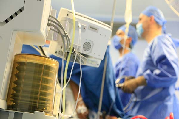 Cobran 57 poblanos seguro médico por COVID-19