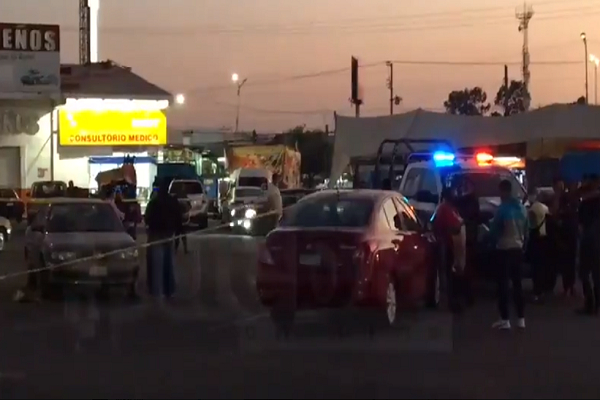 Hombre muere en el interior de un vehículo en el Mercado Hidalgo