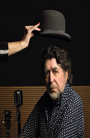 Joaquín Sabina fue operado por coágulo cerebral tras caída del escenario