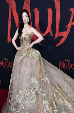 Yifei Liu sorprendió con espectacular atuendo en premier de Mulan Live Action