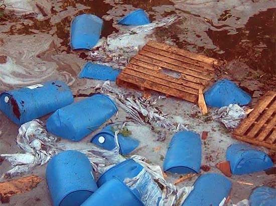 Tráiler cae a río en Aguascalientes con 35 tambos de sustancia química