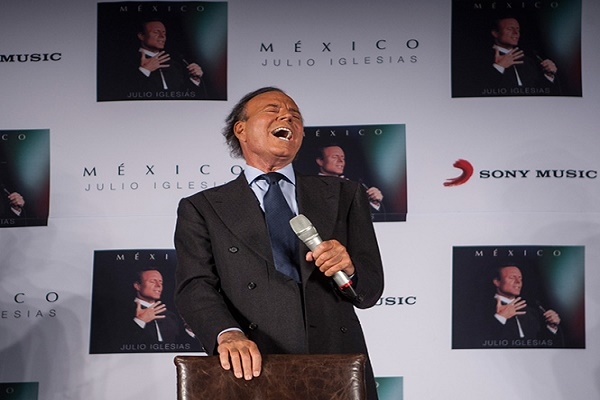 Julio Iglesias le dice “gilipollas” a Donald Trump y no volverá a cantar en sus casinos