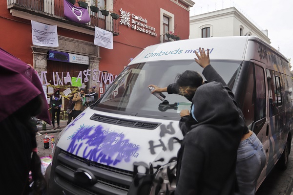 FOTOS: Feministas destrozan camioneta durante manifestación en la CDH Puebla