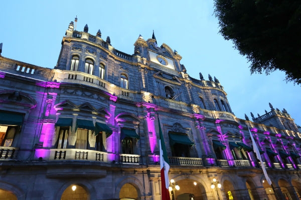 Palacio municipal y fuentes de Puebla se pintan de rosa contra cáncer de mama