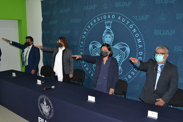 Rinden protesta ante el Rector Alfonso Esparza directores de cuatro unidades académicas de la BUAP