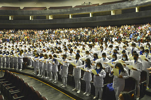 ¡AMLO, sí hay médicos! Egresaron 329 de la BUAP