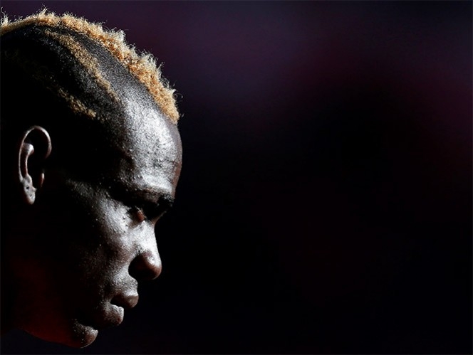 Balotelli se enoja con mujer por fotografiar su Ferrari