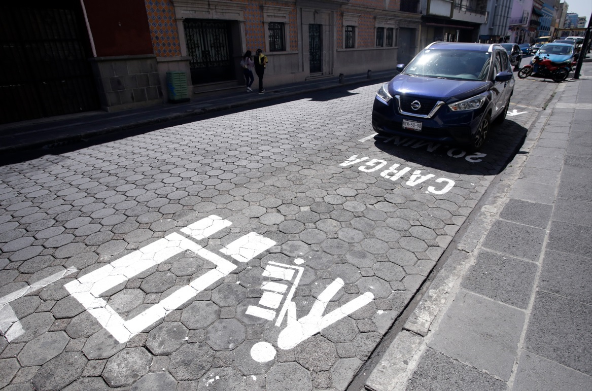 Prohíben estacionamiento en la 2 Oriente-Poniente; no habrá parquímetros