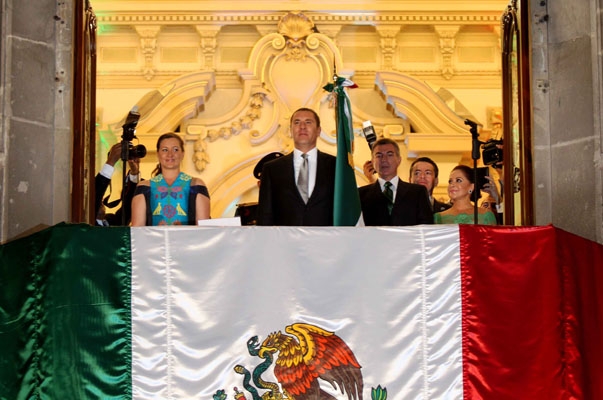 RMV y miles de poblanos dan el Grito de Independencia en el Zócalo