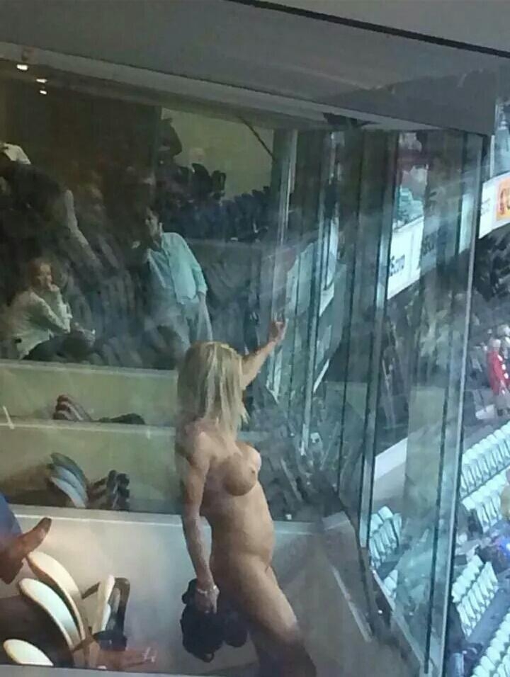 Modelo se desnudó en partido de futbol en Australia