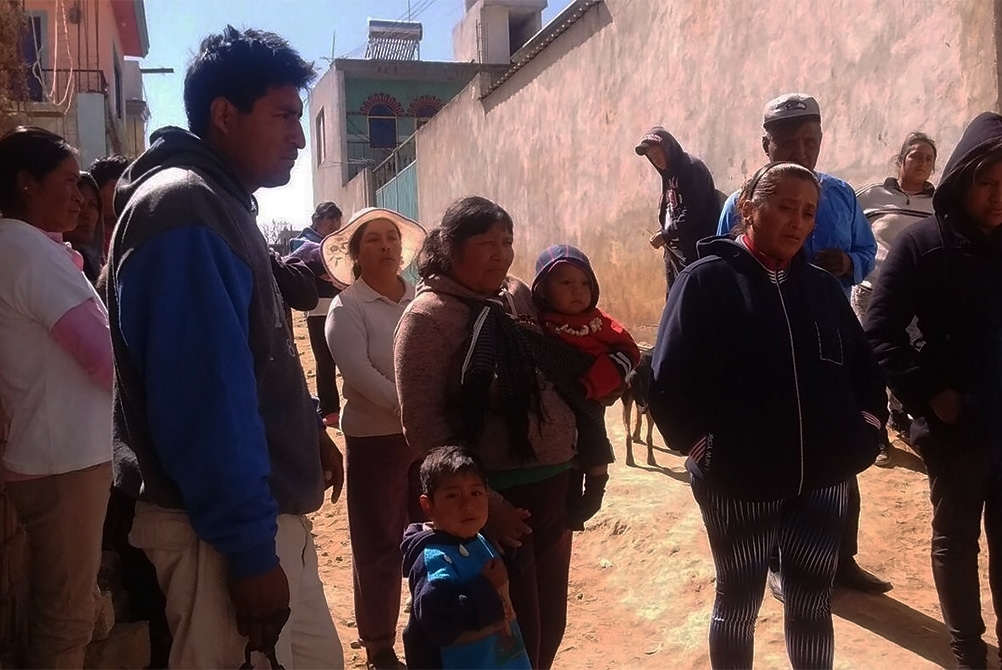 Deudos de 11 peregrinos muertos piden ayuda para sepultarlos en Huejotzingo
