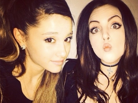 VIDEO: Ariana Grande y Elizabeth Gillies en polémica por beso en redes sociales