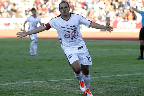 Cuauhtémoc Blanco con un pie adentro de La Franja