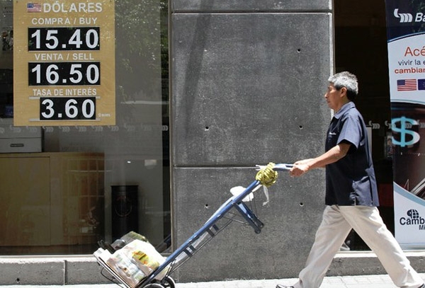 Peso profundiza su caída frente al dólar: se vendió en 16.68