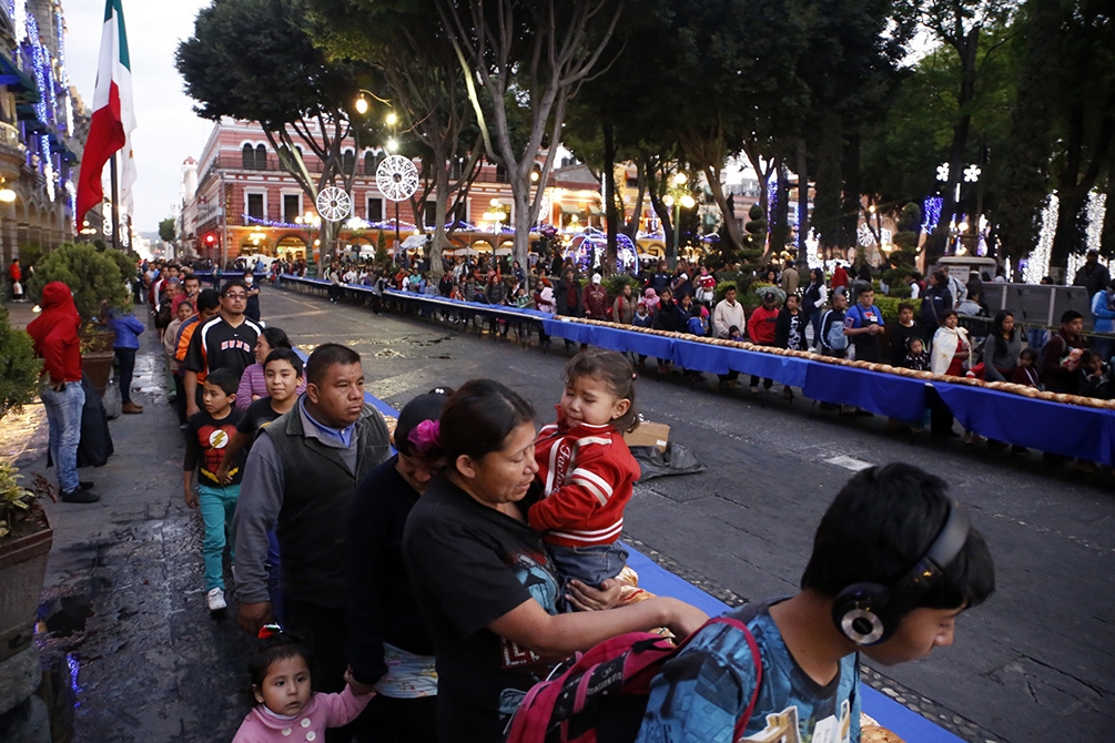 FOTOS: Miles de poblanos comparten la Rosca de Reyes en el zócalo