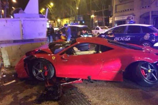 Hombre choca su Ferrari de 240 mil euros en Madrid y huye