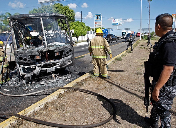 Código Rojo en Jalisco: 7 muertos y 15 heridos en narcobloqueos