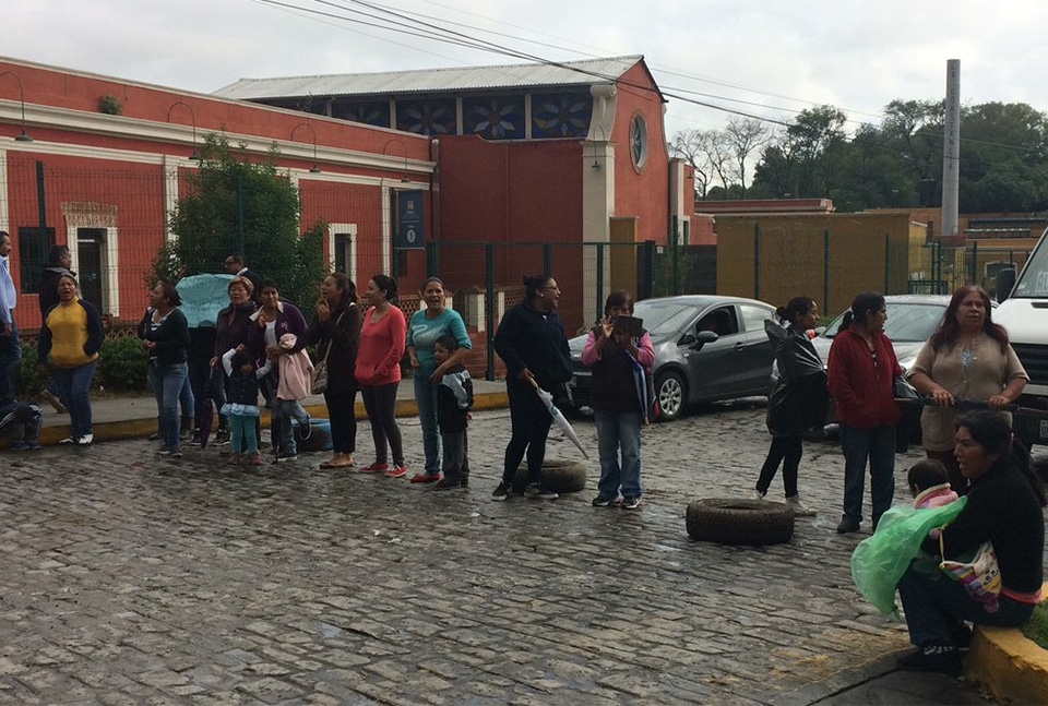 Cierran bulevar Esteban de Antuñano por reapertura de jardín de niños