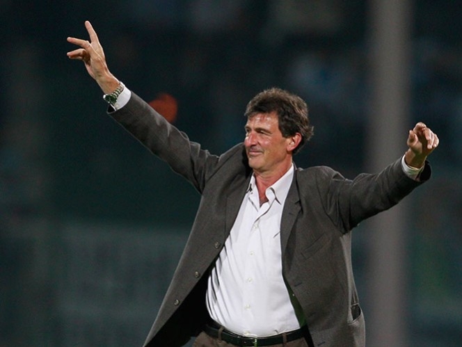 Mario Kempes estable, fue operado del corazón