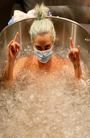 Lady Gaga se relaja en hielo para su presentación en los MTV Video Music Awards
