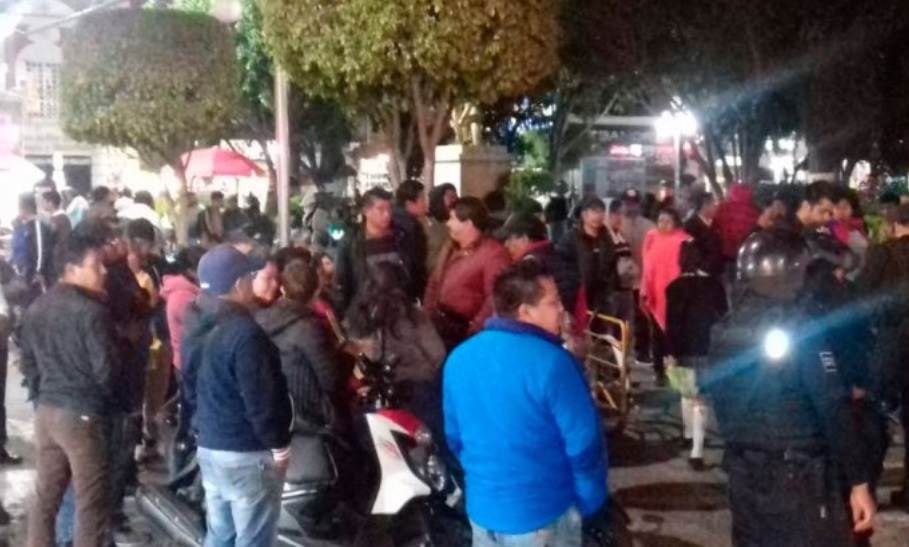 Ambulantes lesionan a directores de Policía y Tránsito de Texmelucan y se instalan en el zócalo