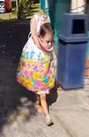 Niña se roba las “redes” con espeluznante disfraz