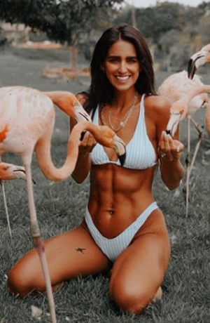 Bárbara de Regil presume su “abdomen de acero” en redes sociales