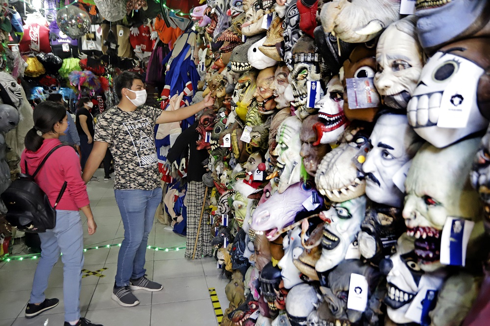 FOTOS: Poblanos en la búsqueda de un disfraz para celebrar Halloween