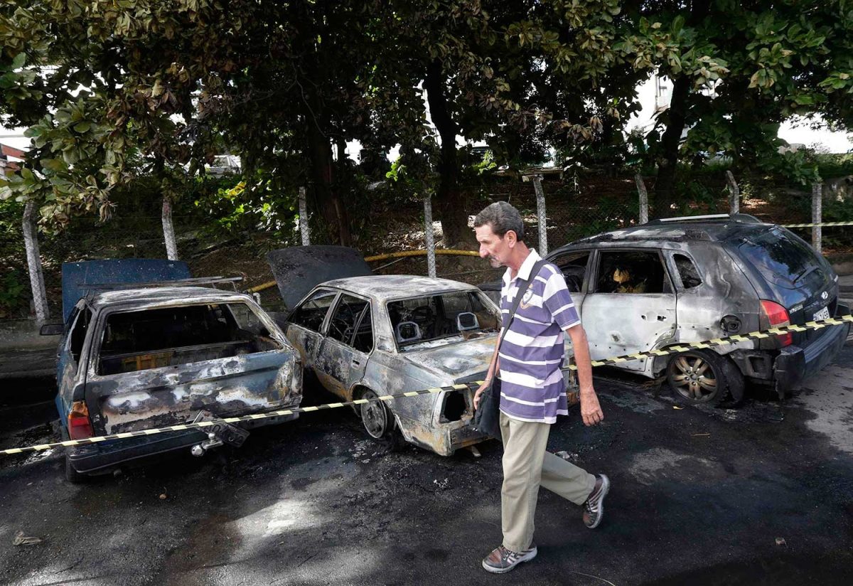 Brasil 2014: Queman autos en favela a 44 días de la Copa Mundial