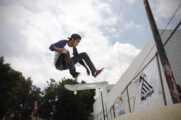 Jóvenes celebran en Xonaca el Día Internacional del Skate