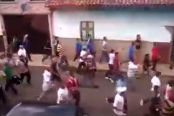 VIDEO: Policías disparan contra manifestantes en Michoacán