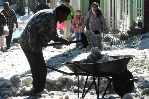 Granizada atípica daña techos de 50 casas de cartón en Oaxaca