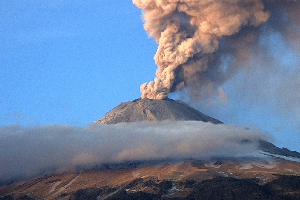 VIDEOS: Popocatépetl, en actividad constante, exhala fumarola de 3 km de altura