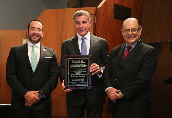 Tony Gali recibe reconocimiento por su compromiso con la libertad de expresión