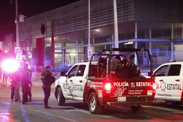 Hallan vehículos y autopartes robadas en predio de Texmelucan