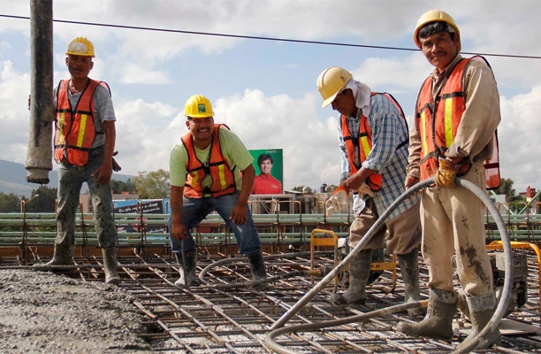 Albañiles mexicanos trabajan mucho y ganan poco