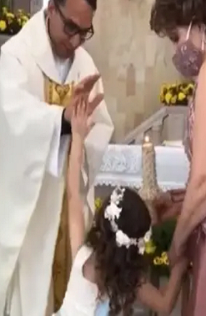 VIDEO: “Chocalas”, el saludo viral de una niña a un sacerdote