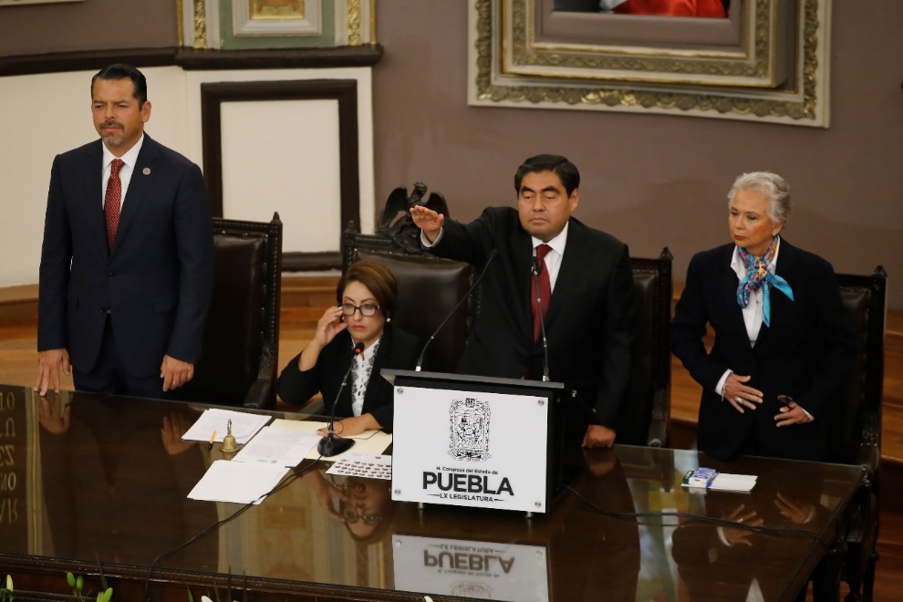 Barbosa asume gubernatura: yo seré responsable de la seguridad; 44 mil mdp, la deuda estatal