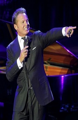 VIDEO: Luis Miguel bajó de su vehículo para saludar a fans
