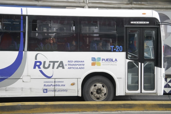 Detienen a particular y operador de RUTA Puebla por cobro indebido de pasaje