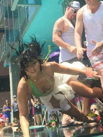 VIDEO: Demi Lovato resbala y cae al presentar nueva canción