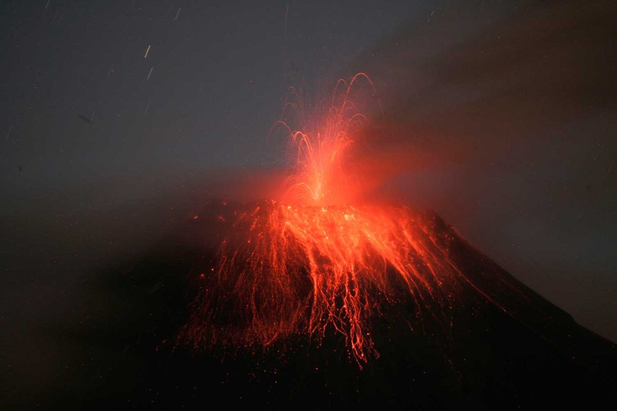 Volcán Tungurahua hace erupción y emite flujos de lava