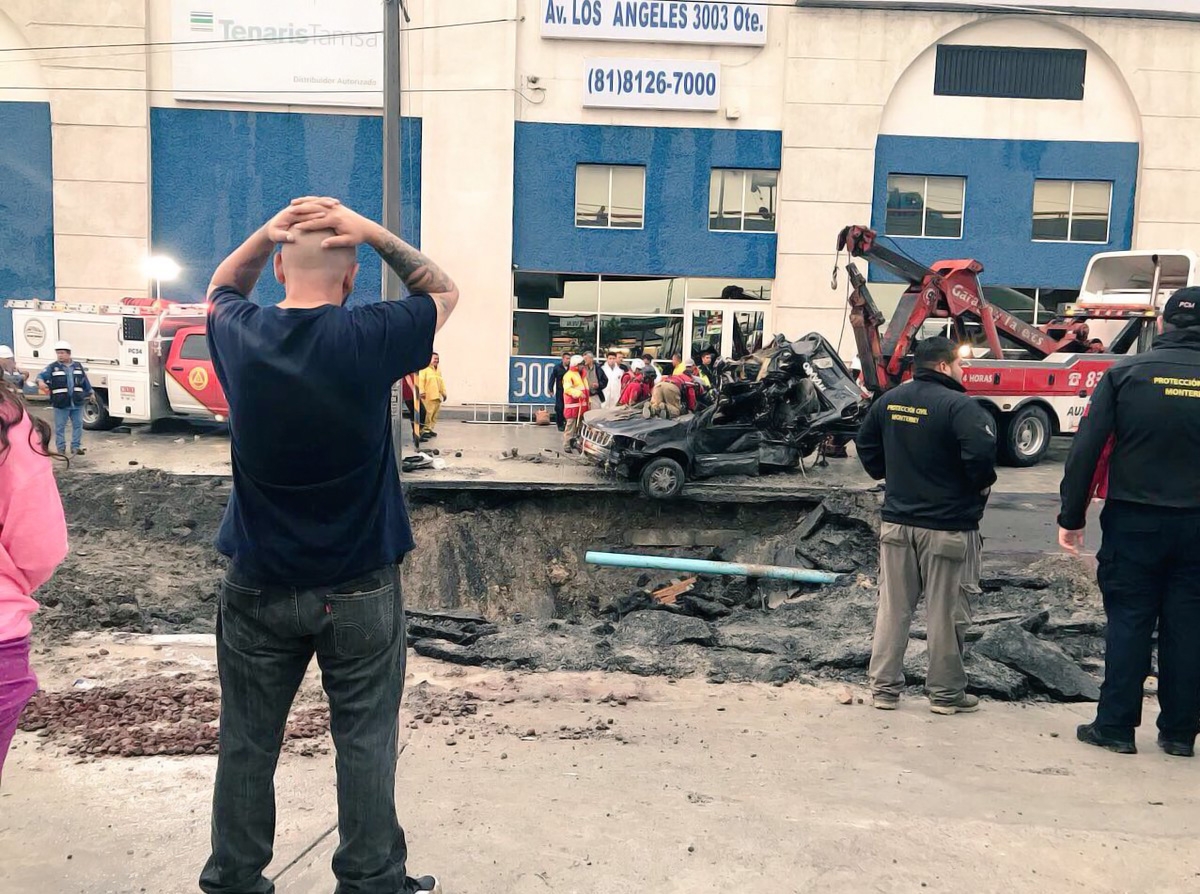 Familia cae en socavón mientras transitaba en avenida de Monterrey