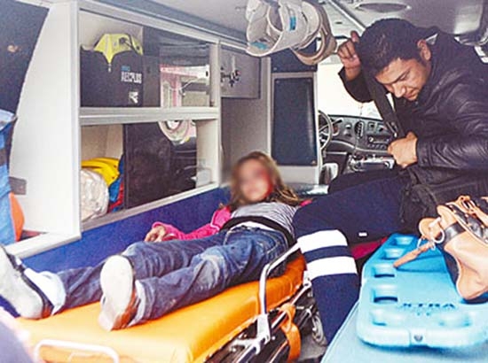 Embriagan a una joven para violarla y la tiran a la calle
