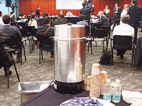 Senado gasta 4 mil pesos diarios en café y medio millón por series de TV
