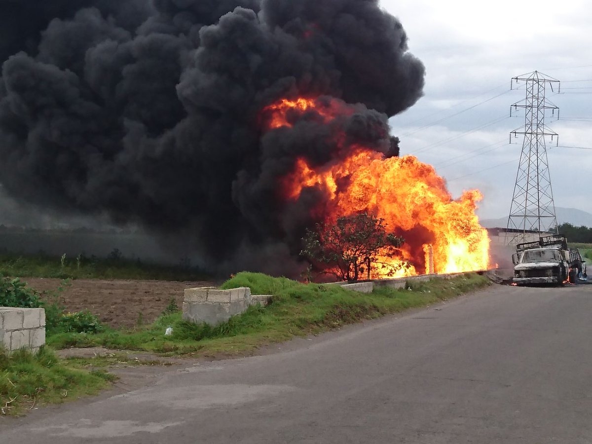Arde toma clandestina ordeñada por huachicoleros en Palmar de Bravo