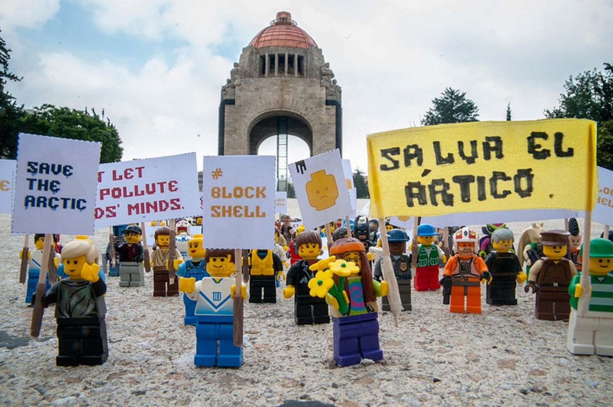 Figuras Lego protestan contra petroleras desde México