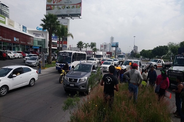 Habitantes de Cacalotepec bloquean laterales y dan paso libre en la caseta de Vía Atlixcáyotl