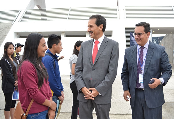 Rector de la BUAP supervisa revisión de documentos del proceso de admisión 2017
